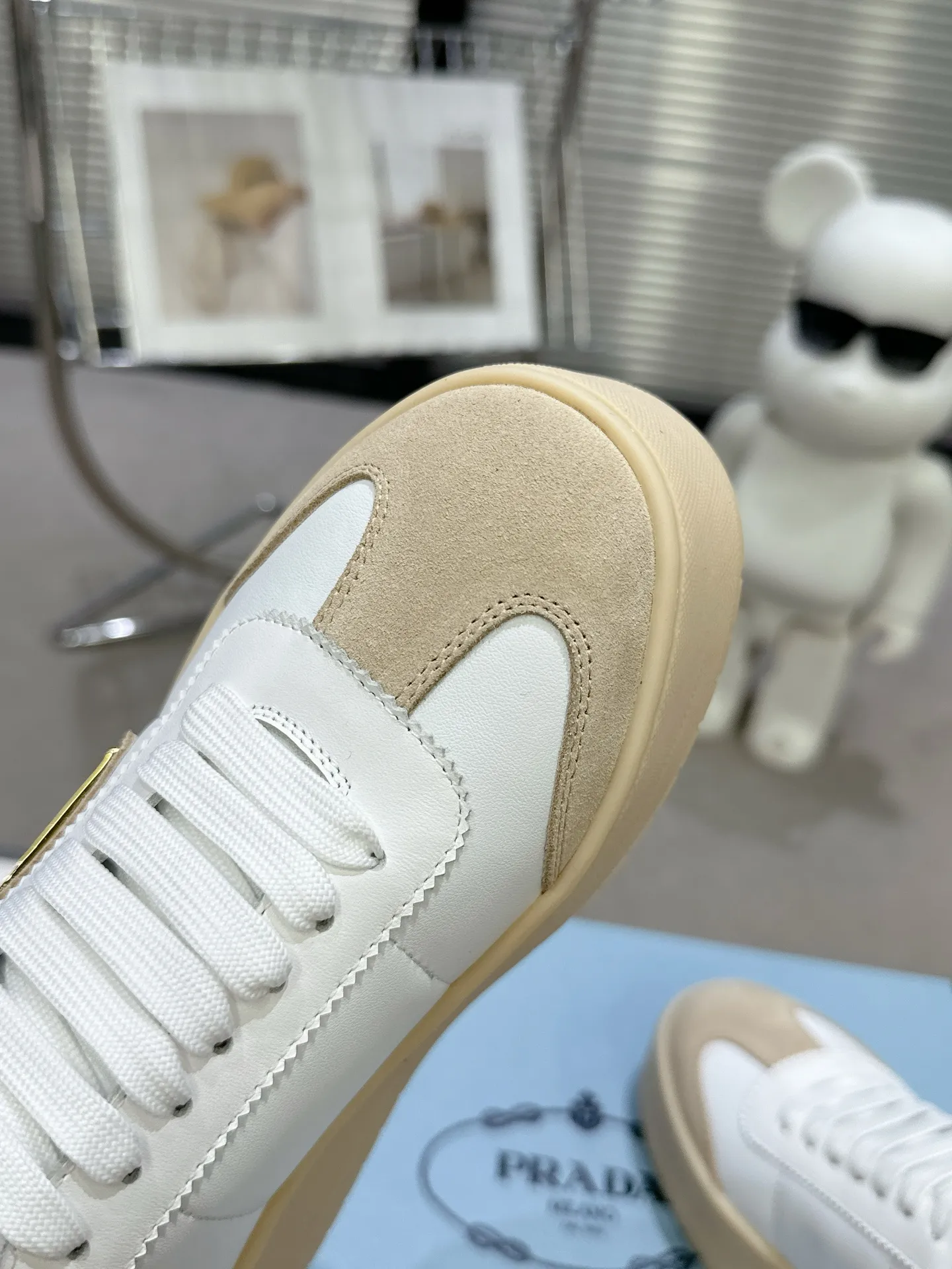 👟👟Ex-factory price 600👟👟 Prada Latest Downtown Bold series Thick-soled Platform Shoes Triangle Logo Casual Sports Shoes White Shoes Original purchase, development and production Downtown Bold sneakers are inspired by the basketball shoes of the 1980s, with sporty design and exquisite details. Crafted from perforated leather, the statement platform sole provides a unique, modern style. The Prada logo is interpreted from different angles, decorated with the iconic enameled triangular metal logo, highlighting the unique classic style. Exquisite packaging at the delivery counter🛍📦 ▪️Fabric: Original custom imported first-layer cowhide ▪️Inner lining: Original imported sheepskin ▪️Outsole: Original open-molded ultra-light foam material ▪️Sole thickness: 4.5CM ▪️Size: Women's 35-40